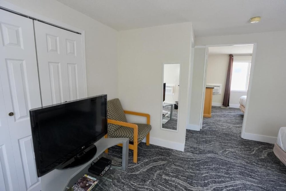 Family Suite, Multiple Beds, Ensuite, Mountain View photo 2