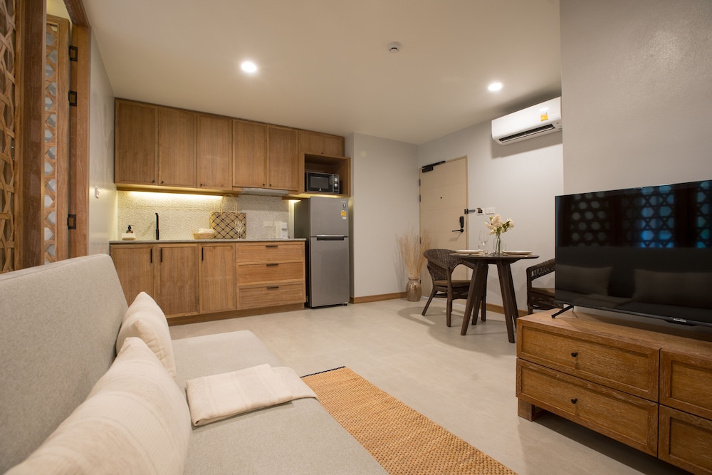 EXECUTIVE SUITE - Photo 6