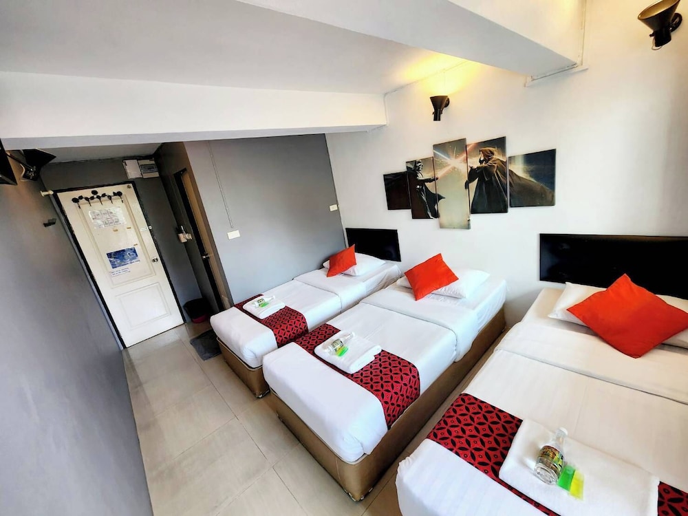 Family Room with Balcony (High Floor) thumbnail 6