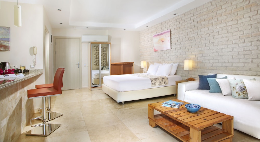 Junior Suite, Balcony, Partial Sea View