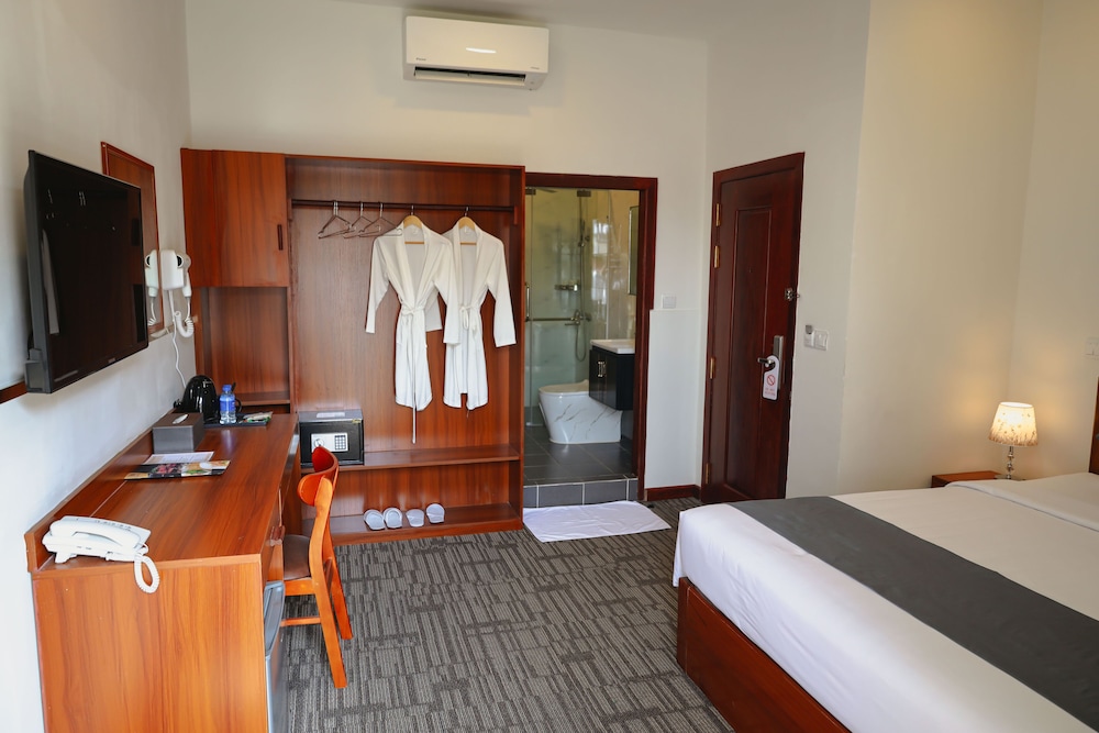 Deluxe Double Room, 1 Queen Bed, Non Smoking, City View photo 3