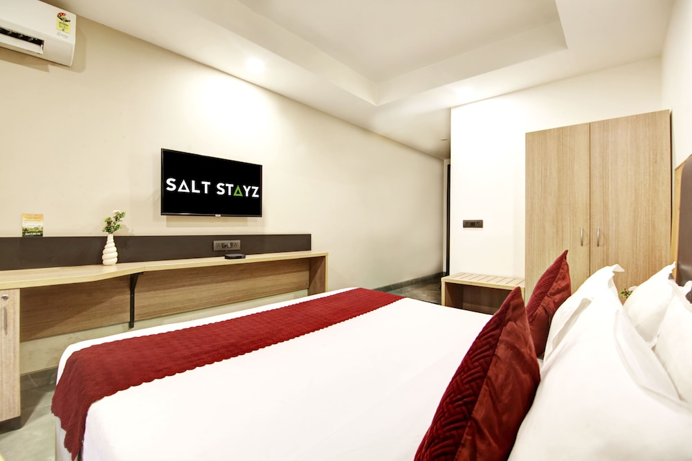 Deluxe Room with City View - Photo 10