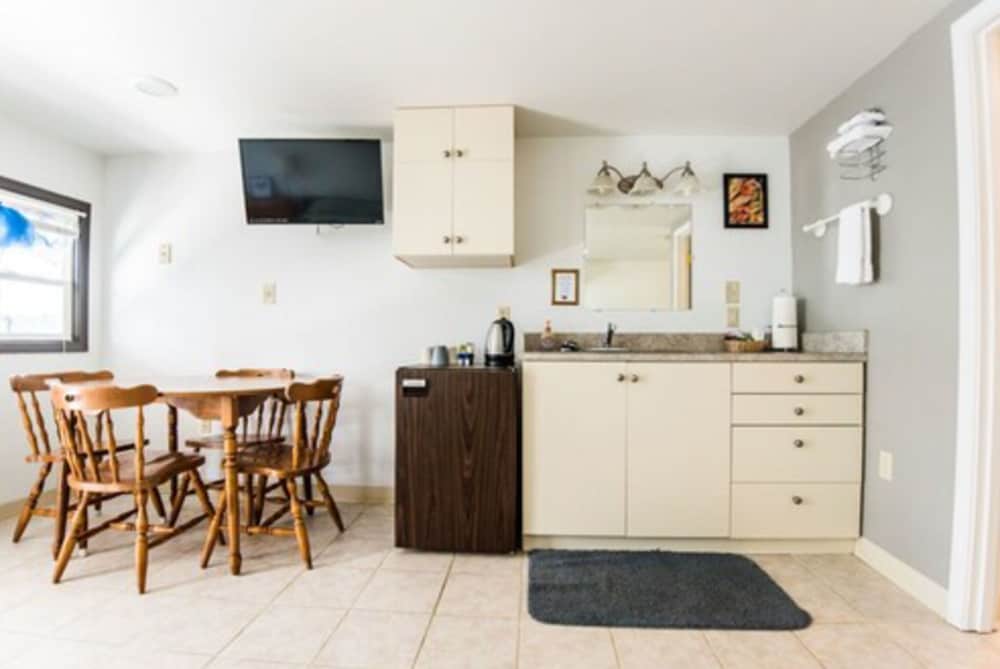 Suite, Ensuite (2 Twin, 1 Queen room) photo 2