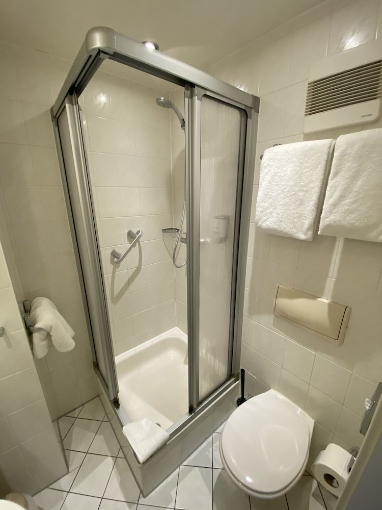 Standard Double Room - Photo 12