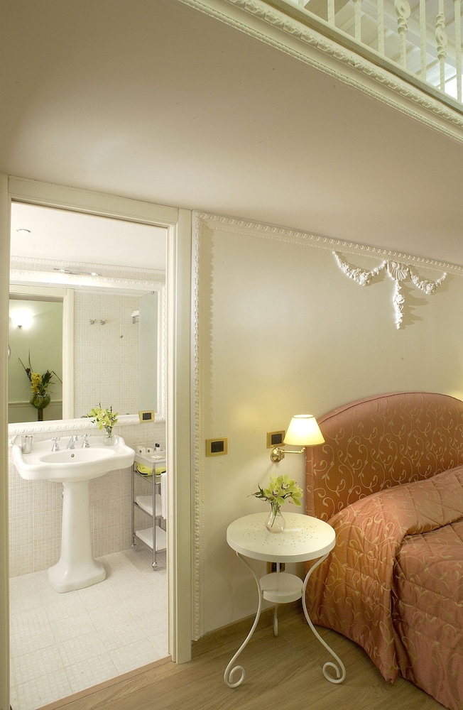 Premium Double Room, 1 King Bed photo 2