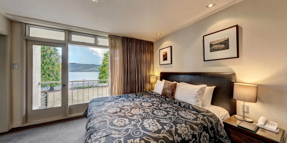 Deluxe Lakeview Suite - Photo 1