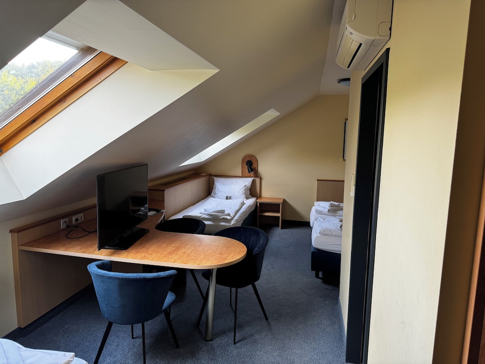 Standard Room, Multiple Beds (Family Room) photo 2
