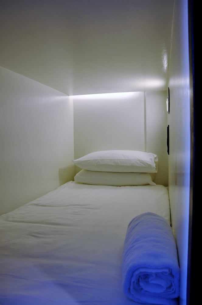 Single Capsule in 8 Bed Mixed Room - Shared Bathroom photo 1