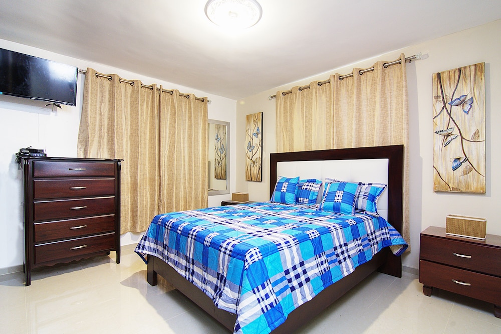 Finest 3 Bedroom Apt. With A/C photo 2