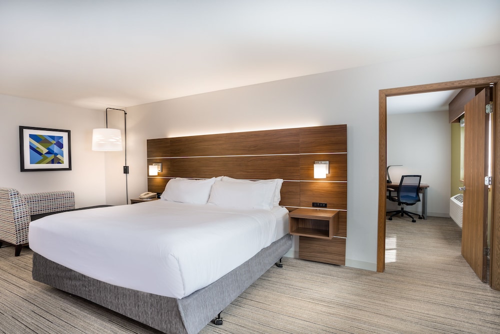 Suite, 2 Bedrooms - Photo 1