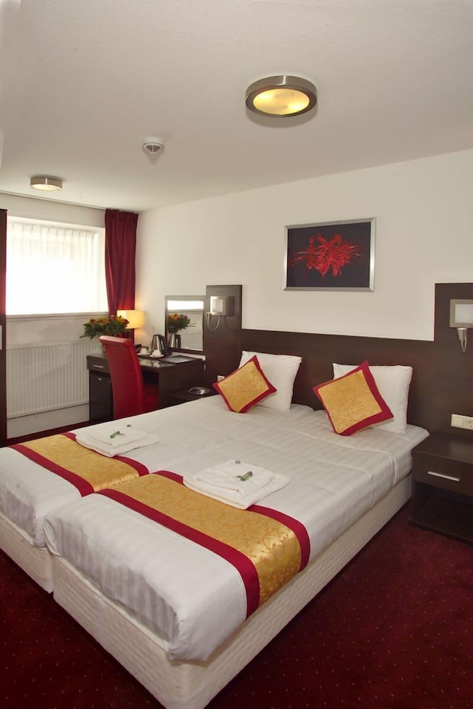 Basic Twin Room, 2 Twin Beds photo 2