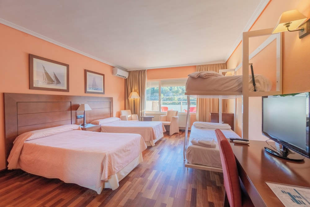Habitación Cuádruple Estándar, Vista Parcial al Lago