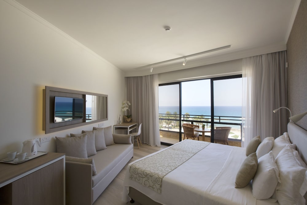 Superior Twin Room, Sea View - Photo 9