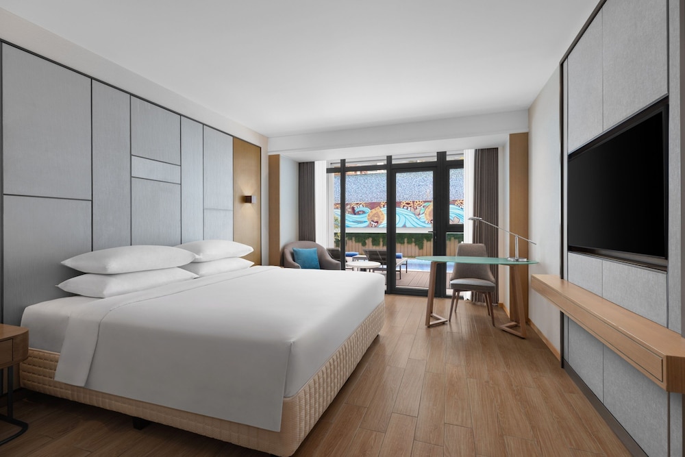 Premier Room, 1 King Bed, Pool View photo 1
