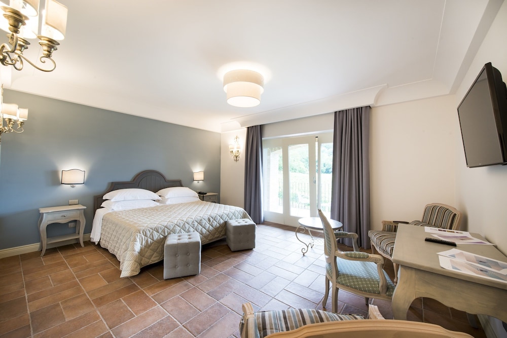 Suite, 1 King Bed, Vineyard View, Annex Building photo 3