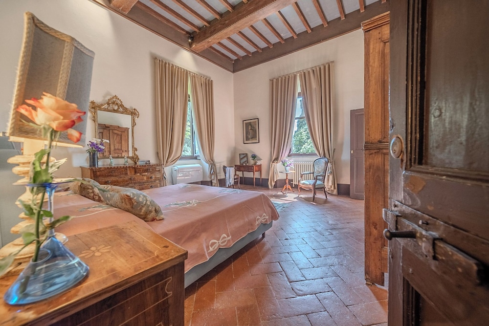 Romantic Double Room, 1 Queen Bed, Pool Access, Executive Level photo 1