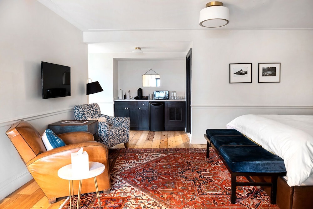 Classic Suite (Carriage House Classic Suite)