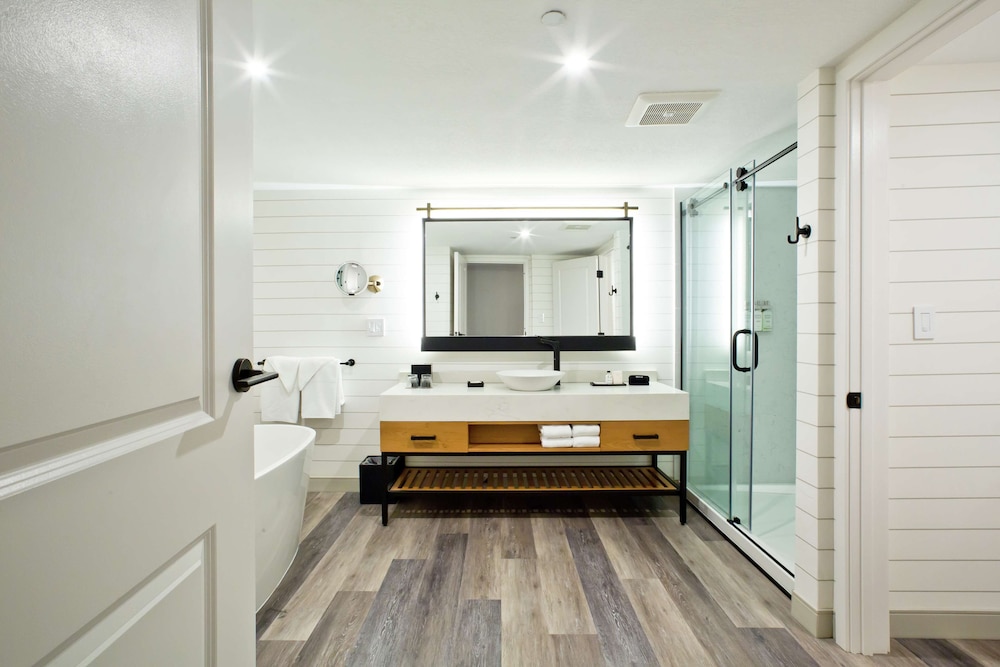 Junior Suite, 1 King Bed Balcony, Soaking Tub Corner - Photo 7