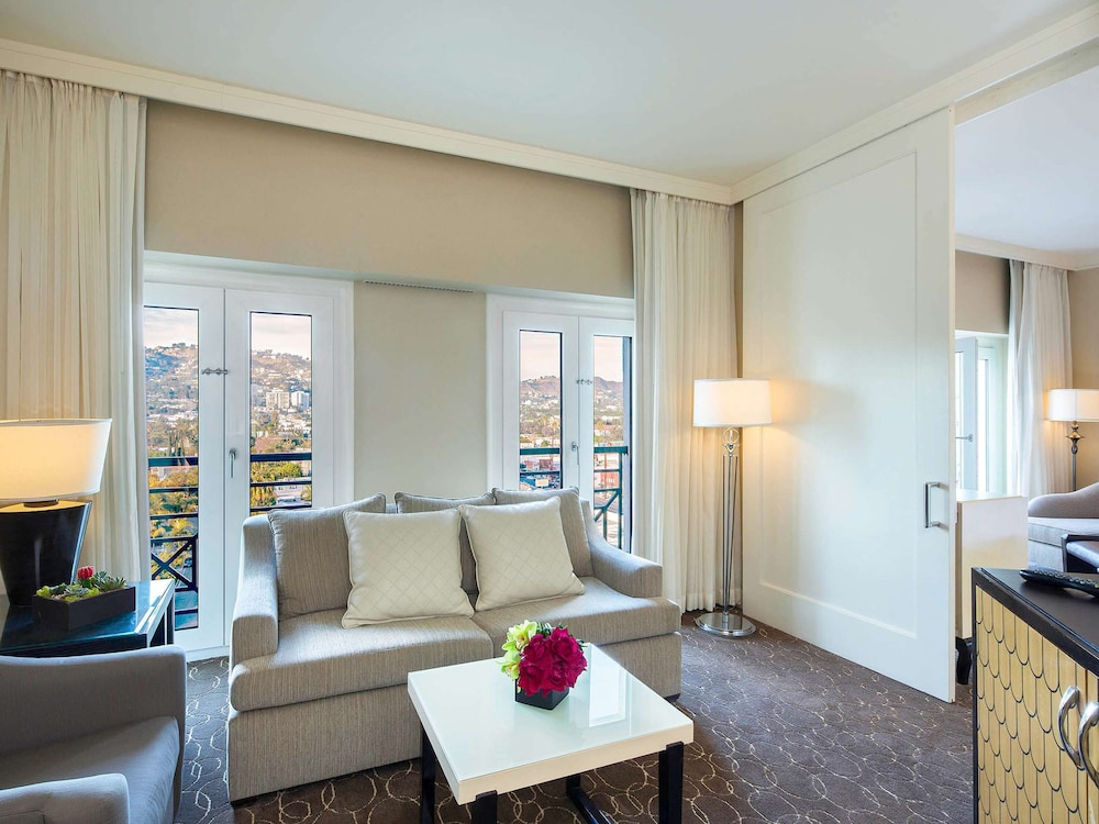 Suite, 1 King Bed (Hollywood Hills View)
