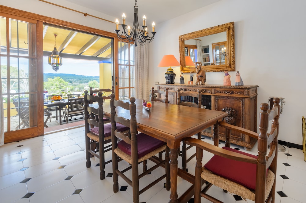 City Villa, 5 Bedrooms, Private Pool photo 2