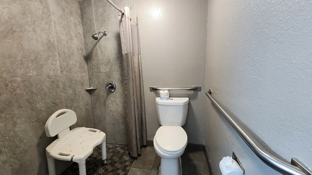 Standard Room, 1 Queen Bed, Accessible, Smoking photo 2
