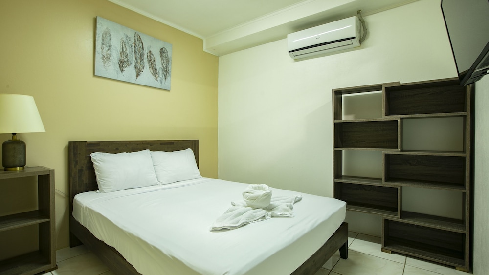 Comfort Studio, 1 Queen Bed With Sofa Bed, Kitchenette photo 2