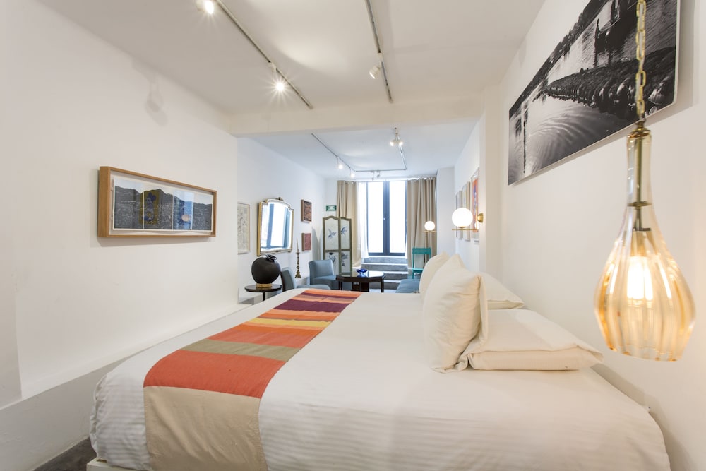 Deluxe Suite, 1 King Bed, Ensuite photo 2