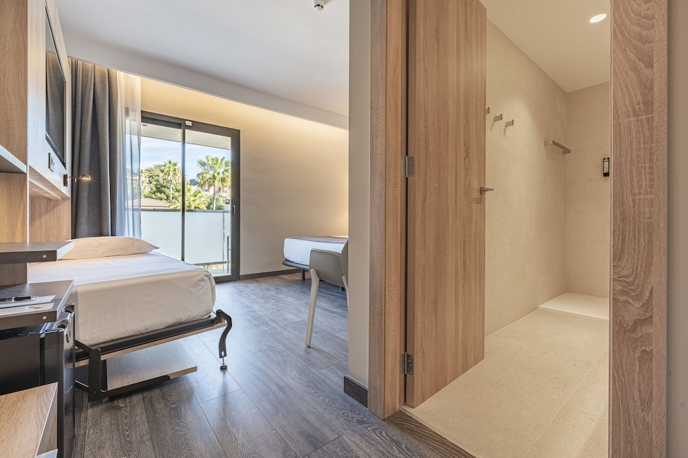Triple Room, Multiple Beds, City View
