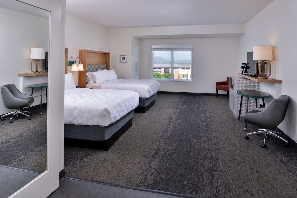 Room, 2 Queen Beds, Accessible (Communications, Roll-In Shower) photo 2