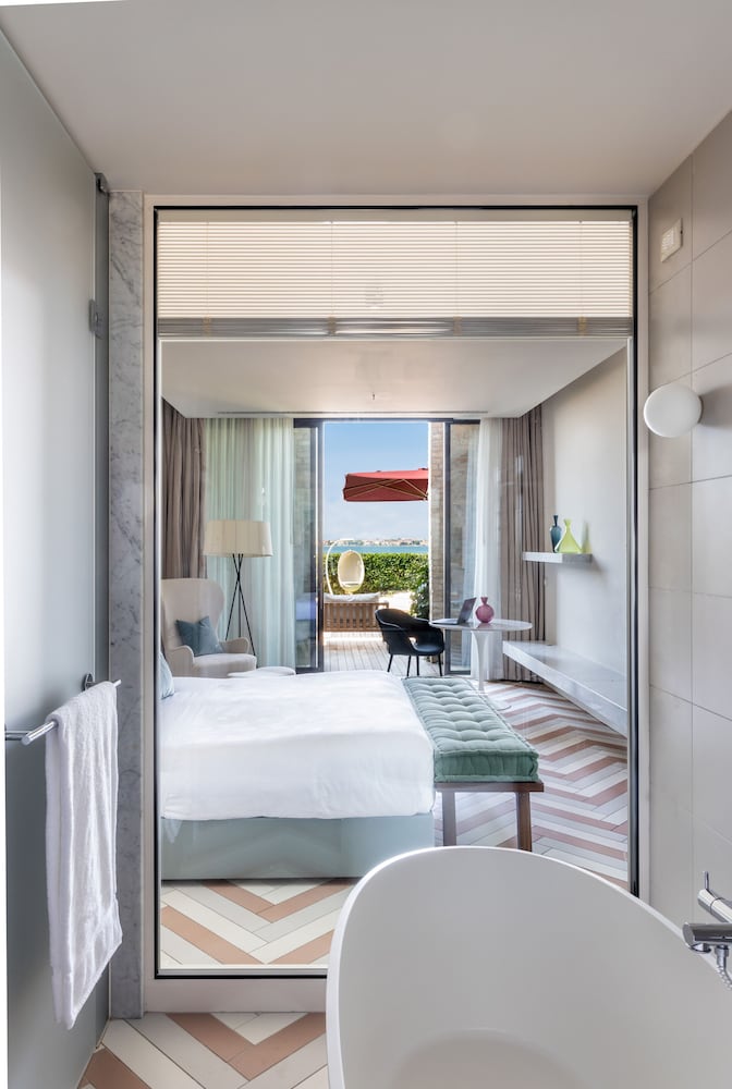 Deluxe Room, 1 King Bed (Terrace) photo 3