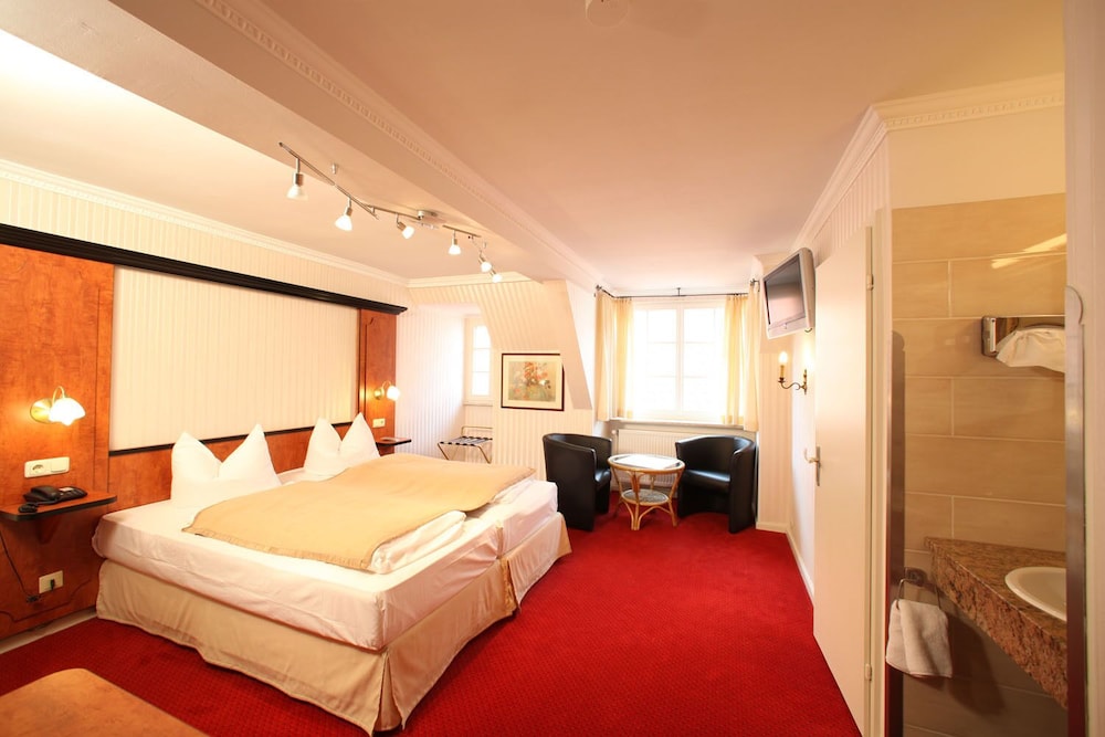 Economy Double Room, 2 Twin Beds (Guest House Plönlein) photo 3