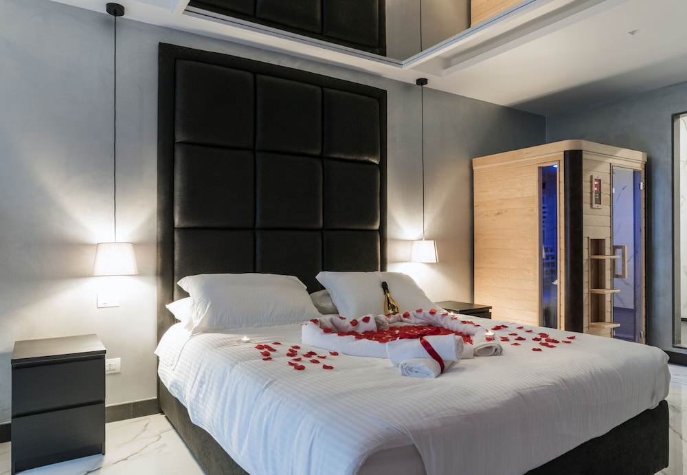 Deluxe Suite, Jetted Tub