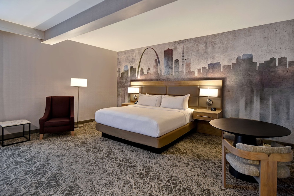 Deluxe Room, 1 King Bed, Accessible (Hearing) - Photo 1