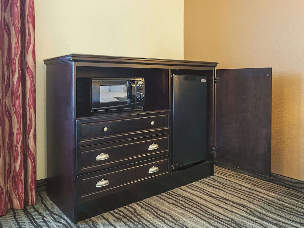 Room, 1 King Bed, Non Smoking - Photo 4