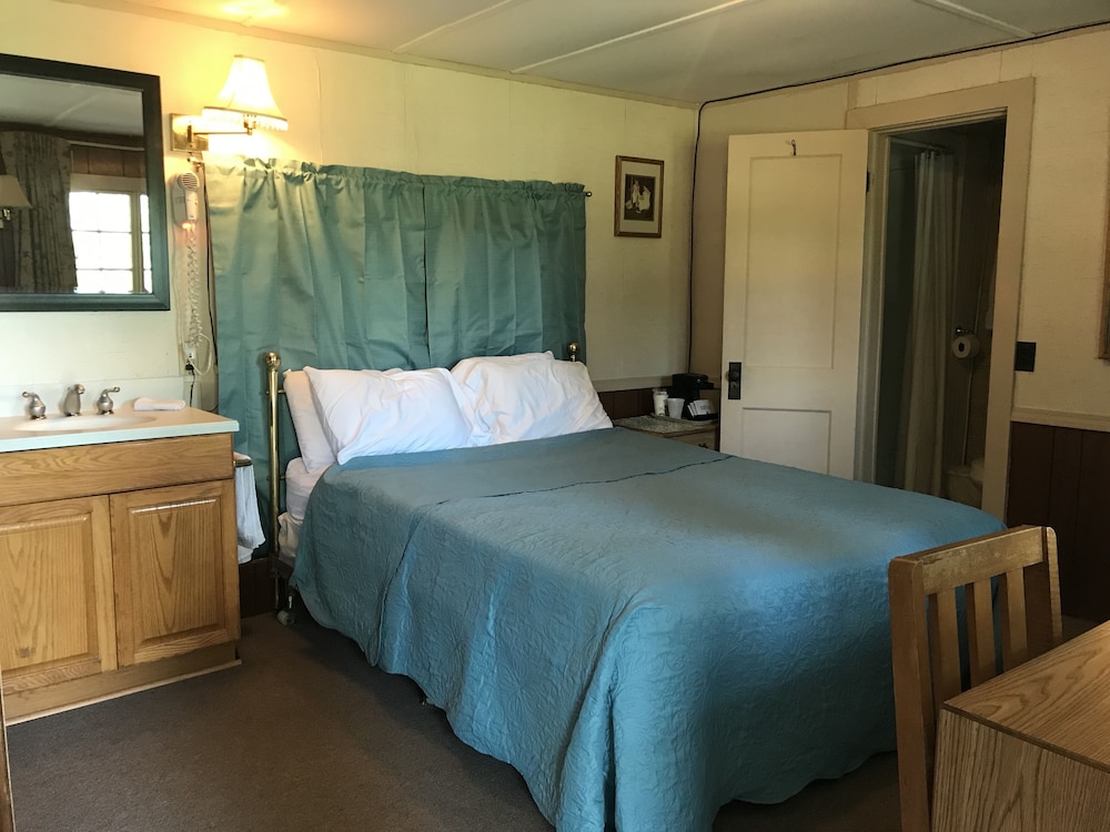 Standard Room, 1 Queen Bed, Partial Lake View photo 1