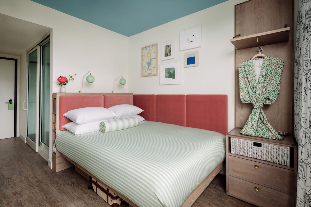 Room, 2 Queen Beds - Photo 5