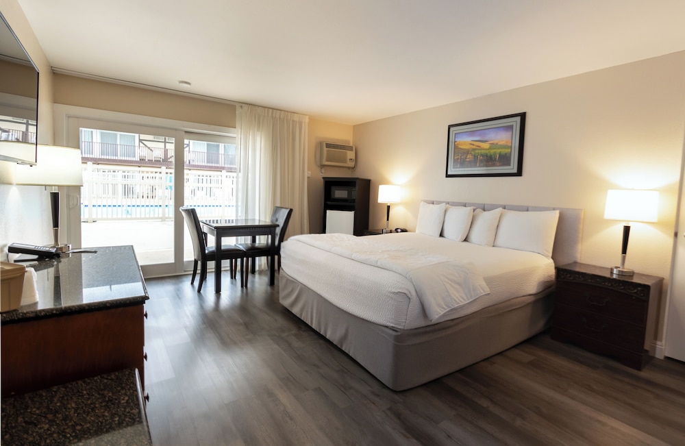 Signature Room, 1 King Bed Ground Floor, Patio (1 king bed nonsmoking) photo 2