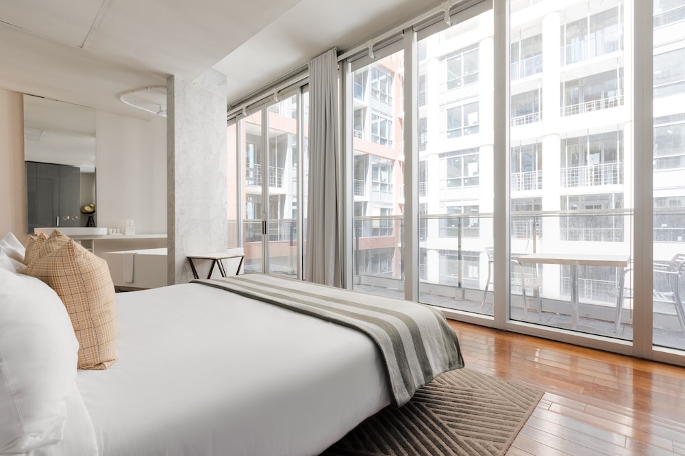 Premium Suite, 1 King Bed, Balcony