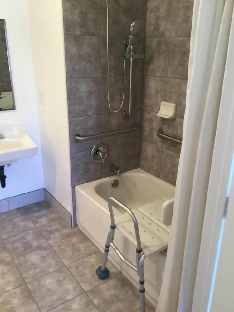 Room, 1 Queen Bed, Accessible photo 2