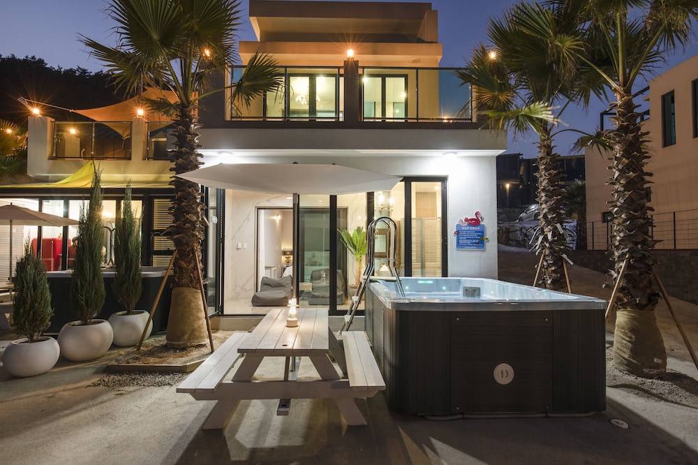 Basic Room, 1 Queen Bed, Ocean View (private whirlpool, 102) - Photo 9