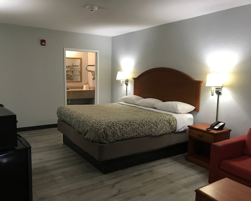 Basic Room, 1 King Bed, Non Smoking