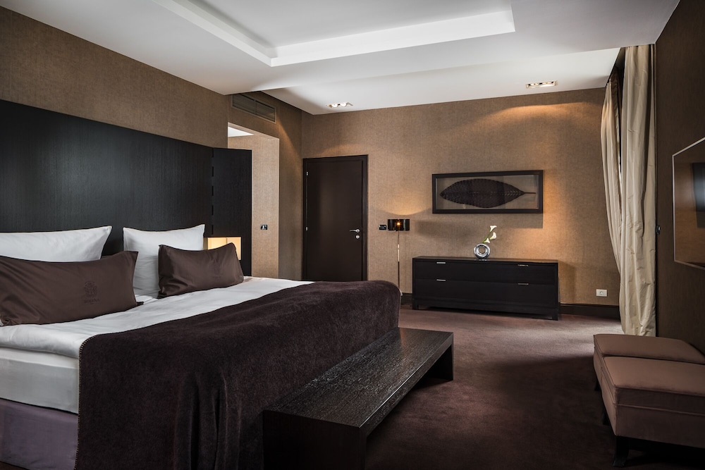 Deluxe Suite, 1 King Bed with Sofa bed, Corner photo 1