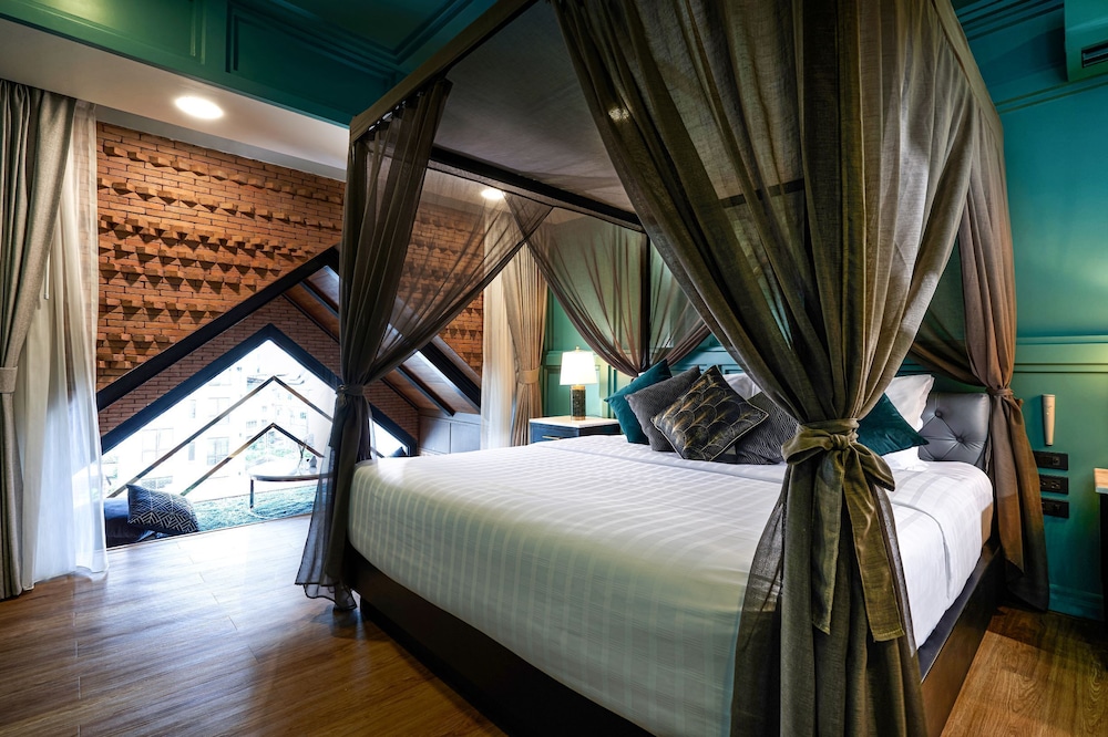 Deluxe Room, 1 King Bed - Photo 13