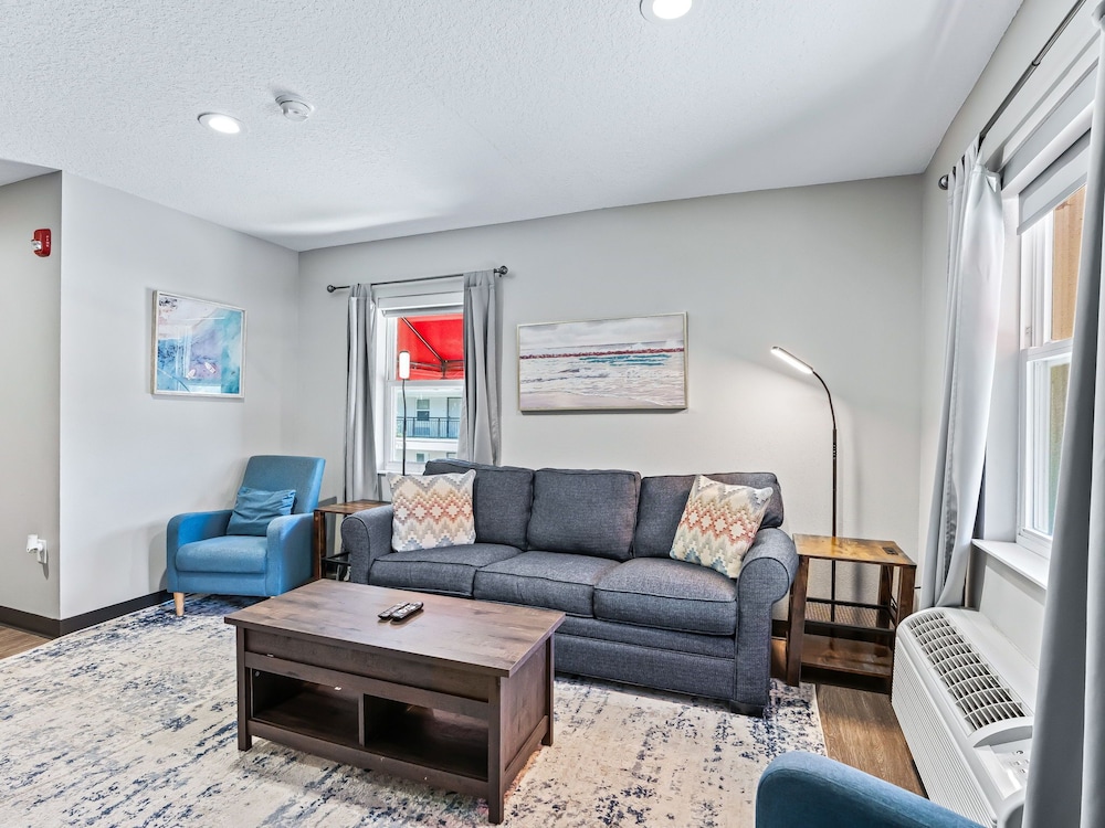 2 Queen Beds, 1-Bedroom Suite, Living Room, Non-Smoking - Photo 4