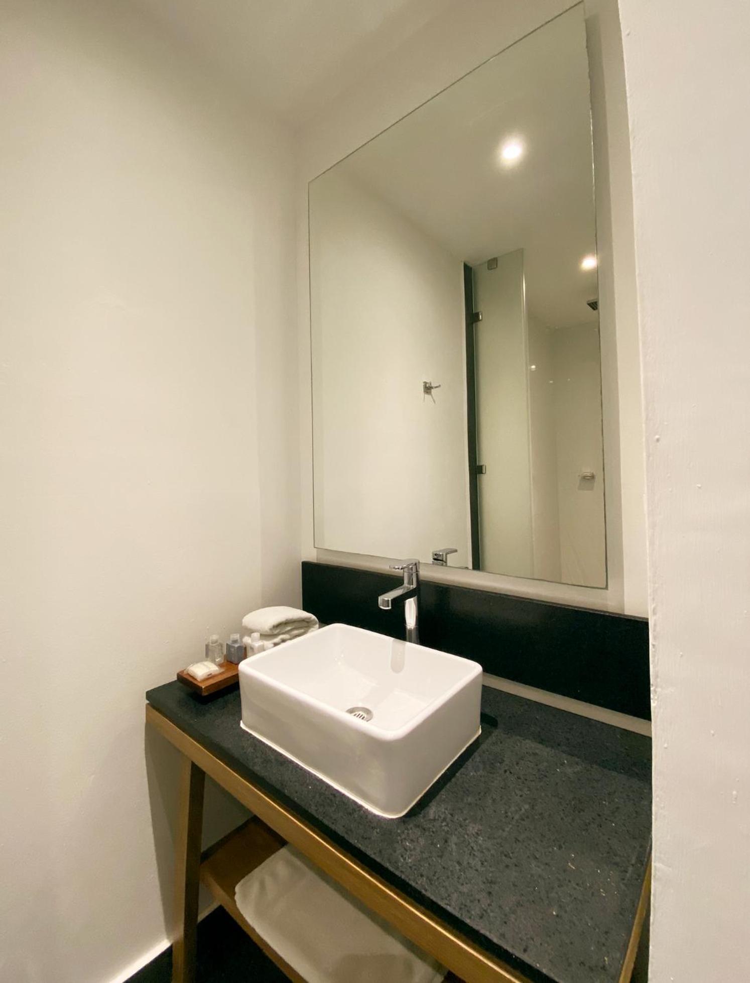 Executive Suite - Photo 8
