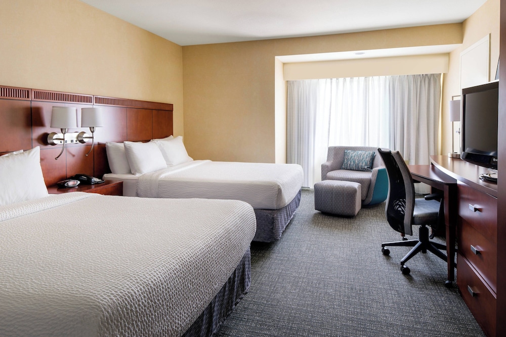Room, 2 Queen Beds (Mobility Accessible, Roll-in Shower) - Photo 2