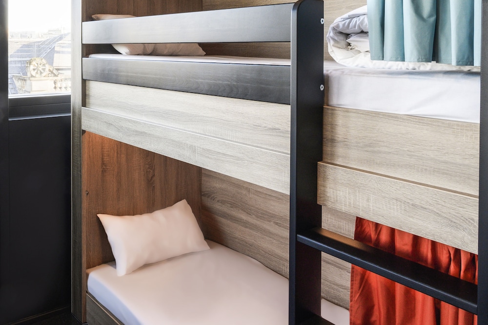 Bed in dormitory of 4 women with private bathroom photo 1