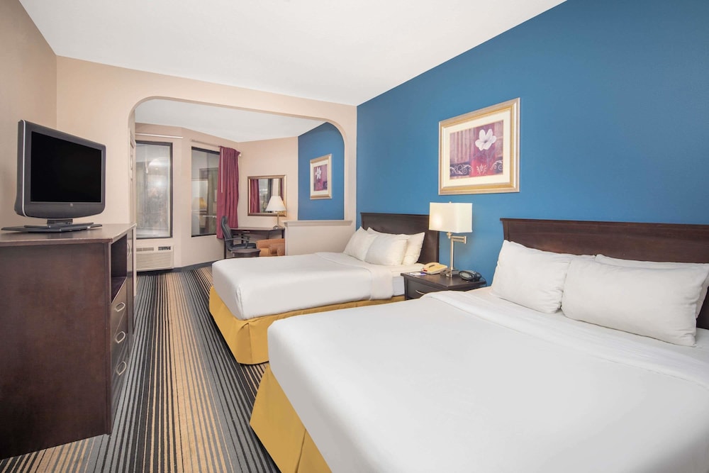 Deluxe Studio Suite, 2 Queen Beds, Non Smoking - Photo 1