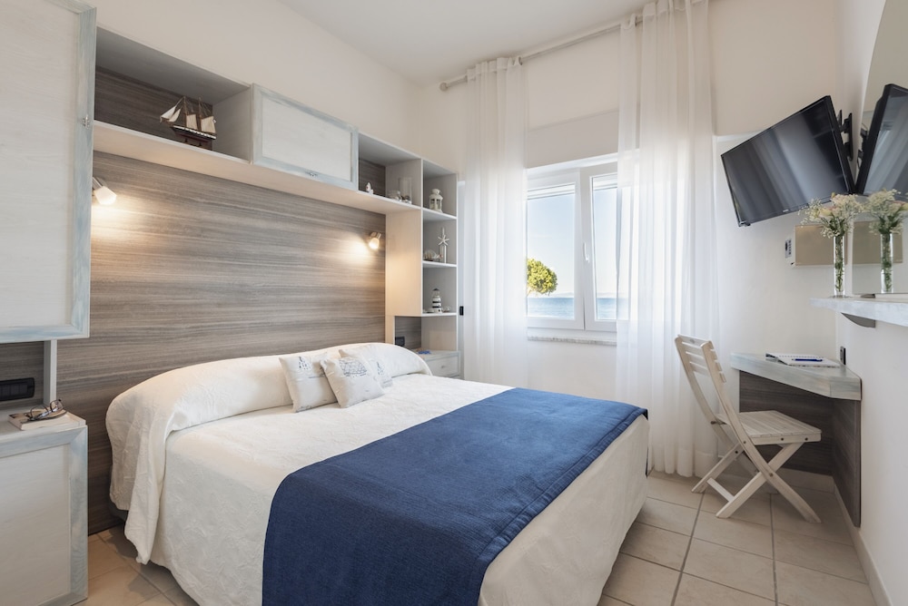 Economy Double or Twin Room, Sea View photo 3
