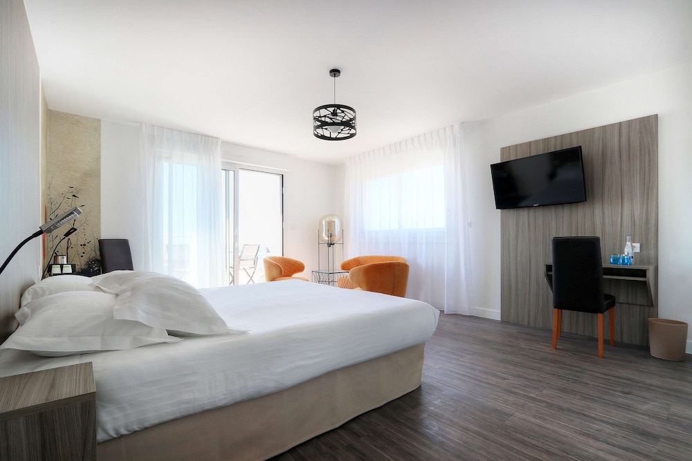 Deluxe Room, 1 Queen Bed, Non Smoking, Balcony - Photo 7